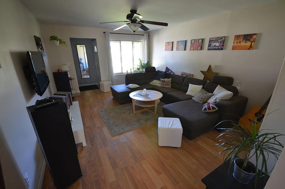 3 bed, 1.5 bath, 1300 sqft, $2,000 — Photo 1