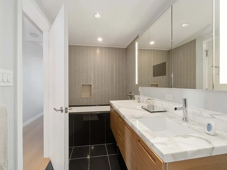 777 Richards St #D42 — Photo 30