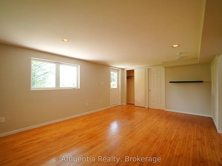 480 Elizabeth St — Photo 8