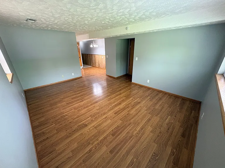 2335 B — Photo 2