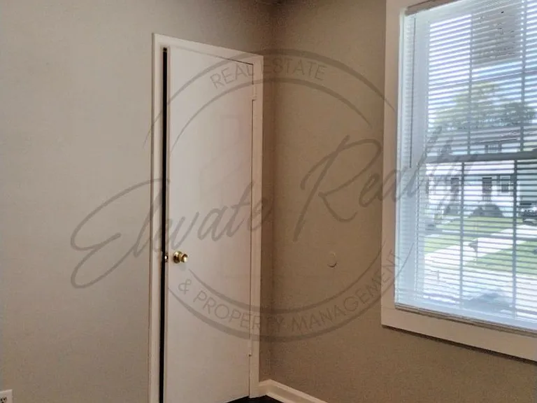 2437 Woodale Ln — Photo 11