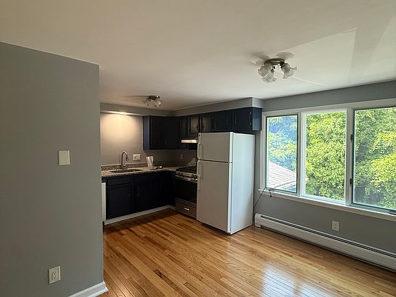 3rd image of 560 Cortland St #2