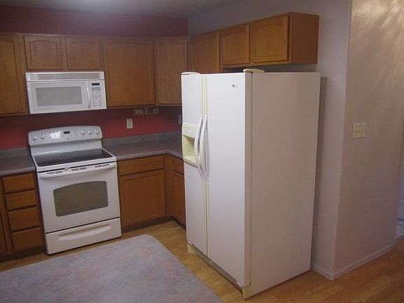 Functioning stove and refrigerator.