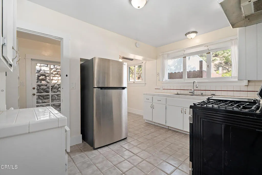 2 bed, 1.0 bath, 1200 sqft, $3,950 — Photo 4