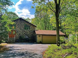 215 Eastwood Dr, Shohola, PA 18458