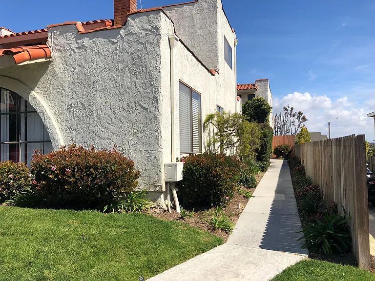 Access to 2 bed unit from sidewalk