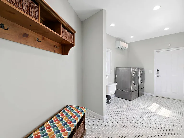 492 Sag Harbor Tpke — Photo 21