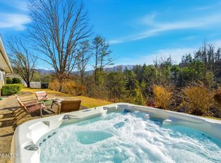 1613 Lake Dr, Gatlinburg, TN 37738