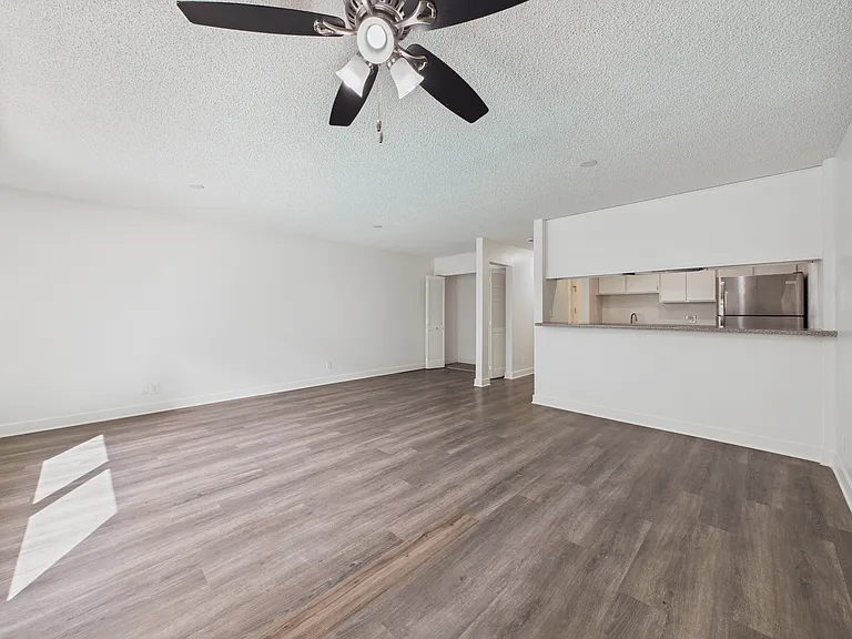 Executive House Apartments — Photo 22
