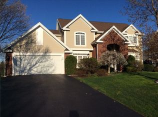 30 Coach Side Ln, Pittsford, NY 14534