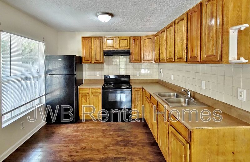 2nd image of 140 W 16th St