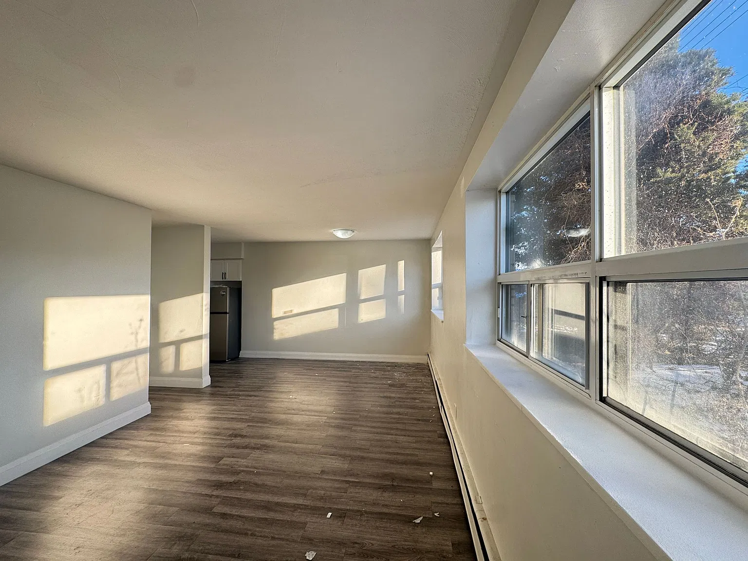 987 Mohawk Rd E — Photo 2
