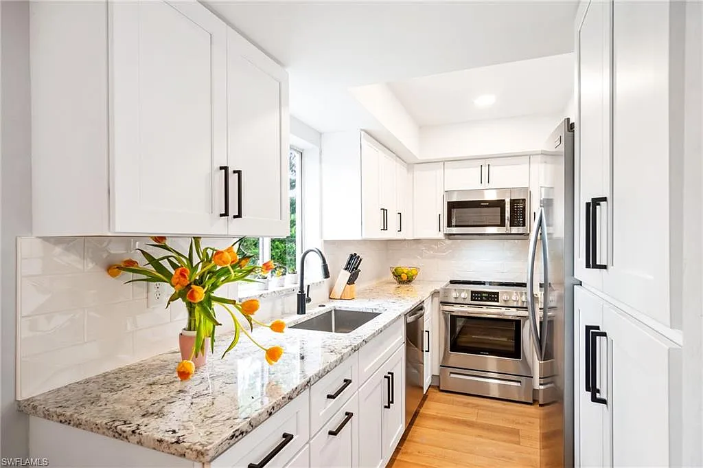 2 bed, 2.0 bath, 825 sqft, $3,200 — Photo 2