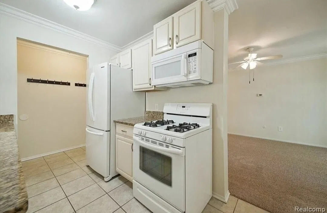 2 bed, 1.5 bath, 1000 sqft, $1,400 — Photo 4