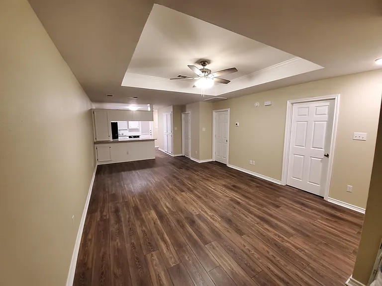 1604 Medina Dr — Photo 3