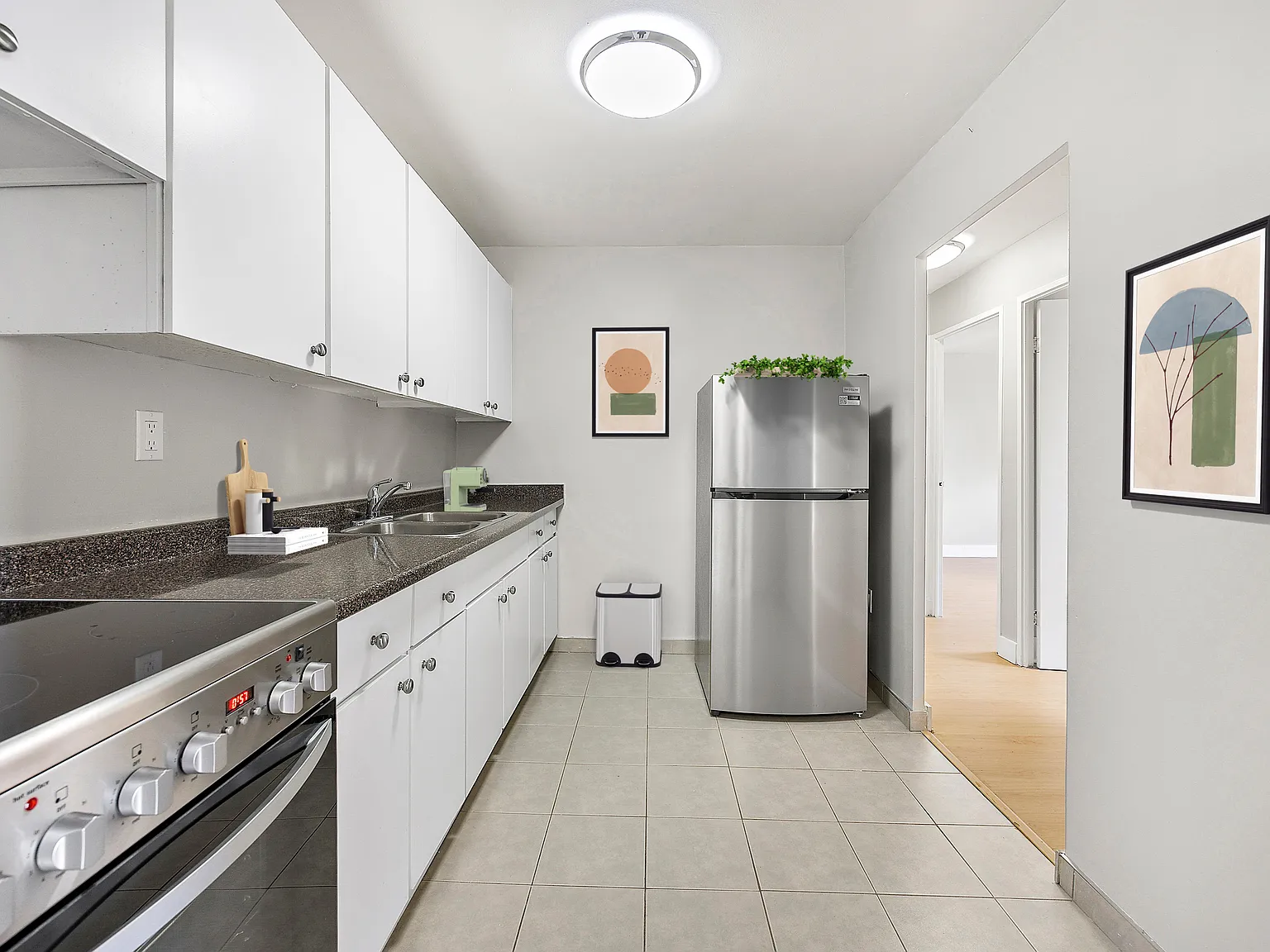 725 Wonderland Road South — Photo 3