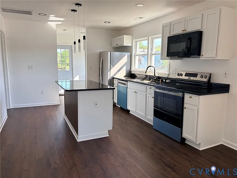 1401 Hanover St — Photo 2