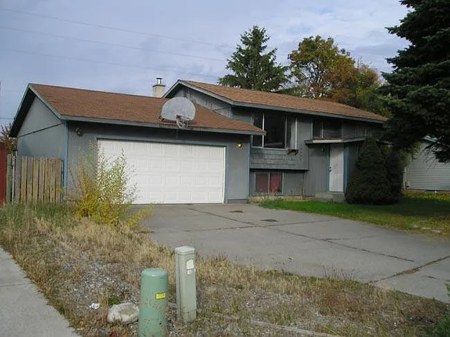 E 2nd Ave — Photo 5
