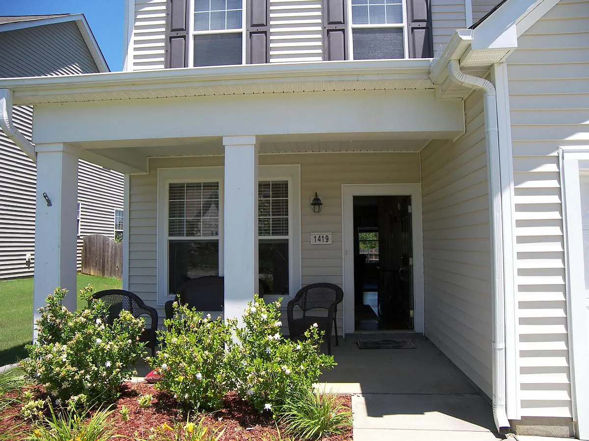 4 bed, 2.5 bath, 2080 sqft, $2,200 — Photo 2
