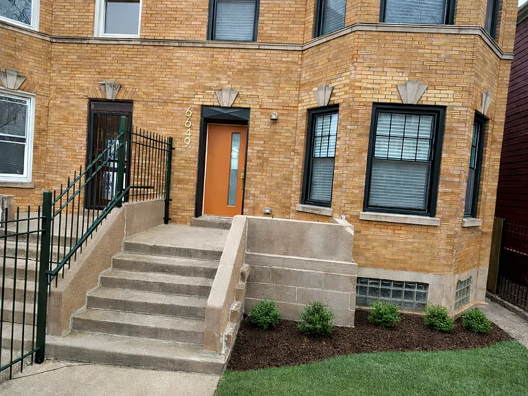 6649 S Woodlawn Ave #1 — Photo 1