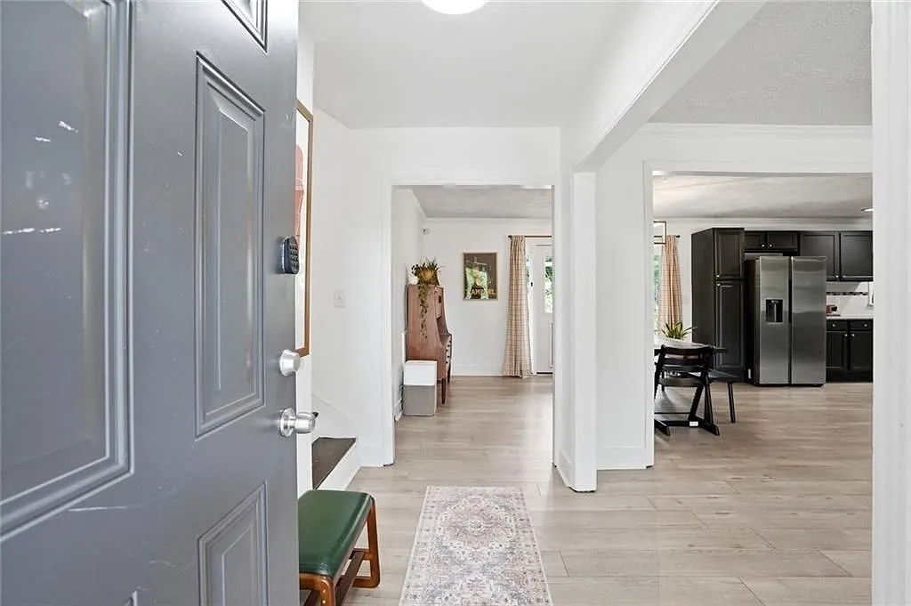 5 bed, 3.0 bath, 2566 sqft, $3,000 — Photo 2