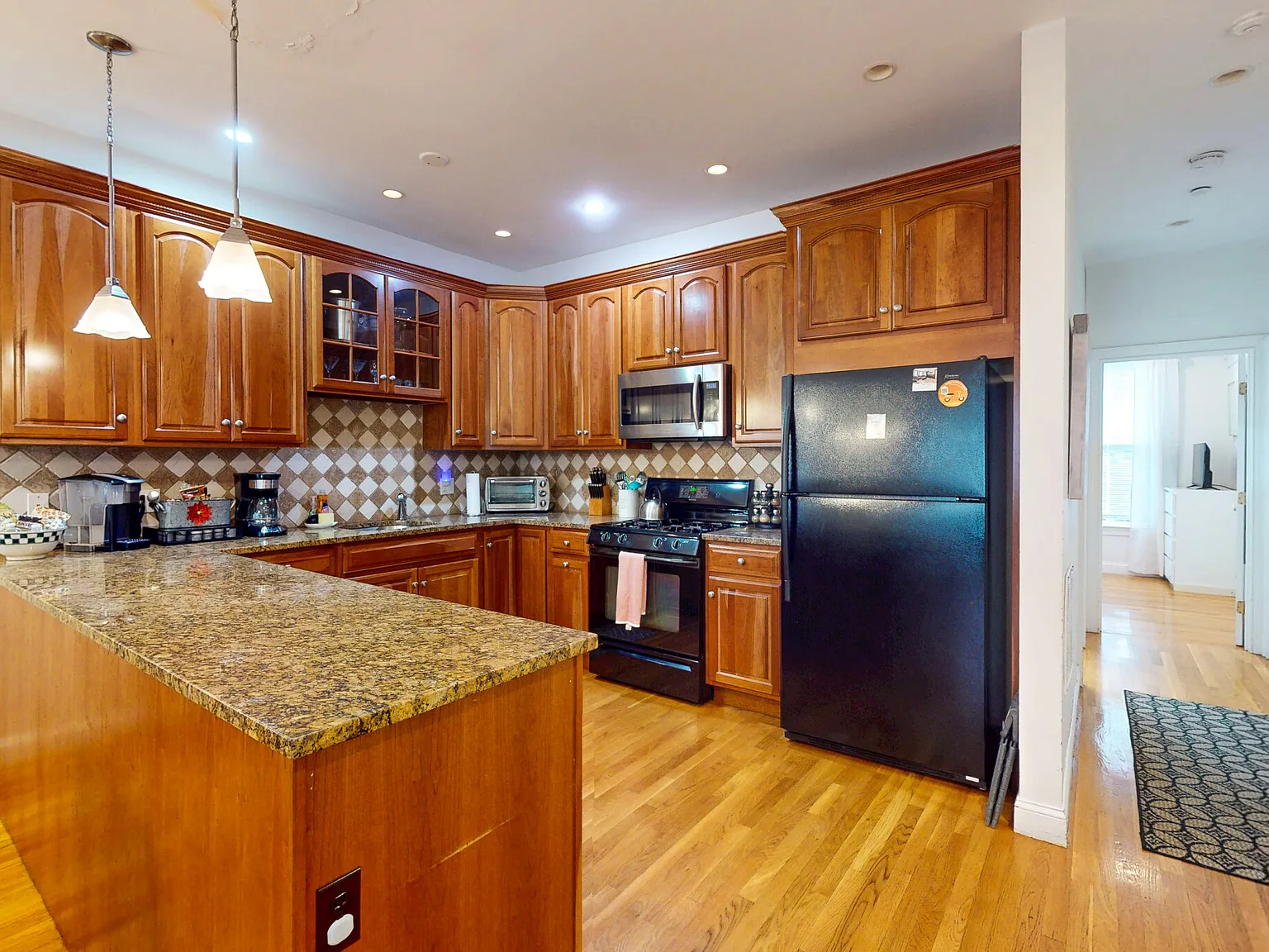3 bed, 1600 sqft, $8,500 — Photo 3