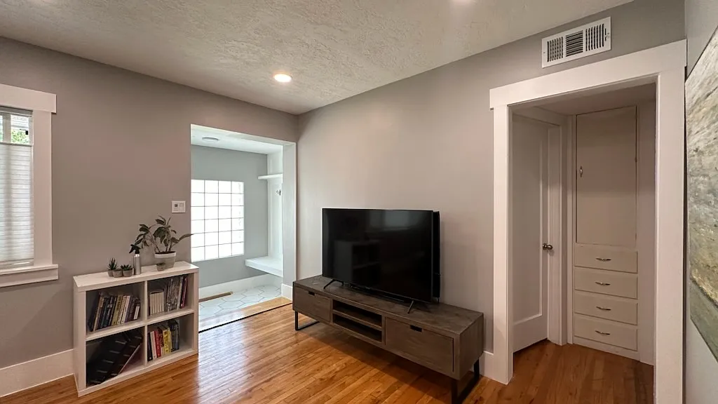 4 bed, 1933 sqft, $2,300 — Photo 4