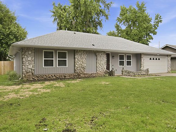 2nd image of 3815 S Queens Court