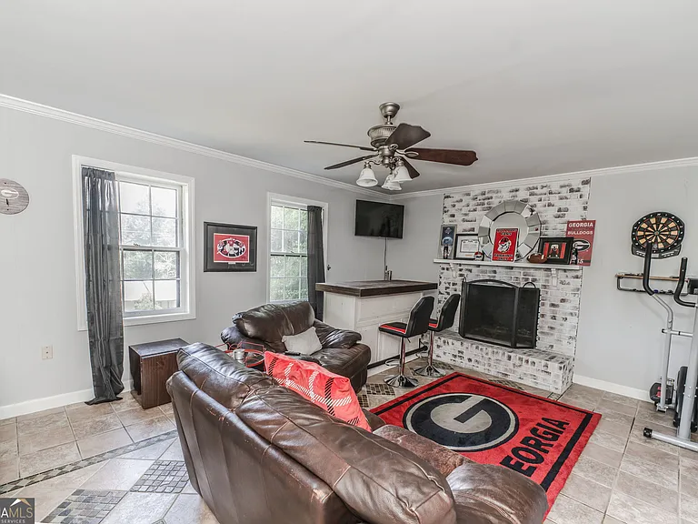 302 E Valley Rd NE — Photo 4