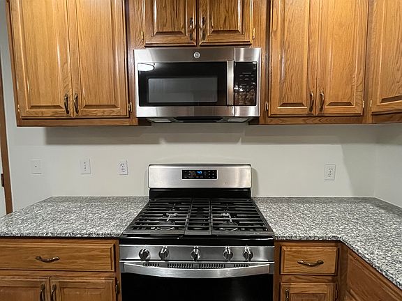 4th image of 409 SW 43rd St