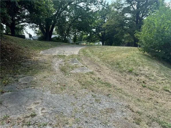 101 S Claremont Ave, Sugar Creek, MO 64054