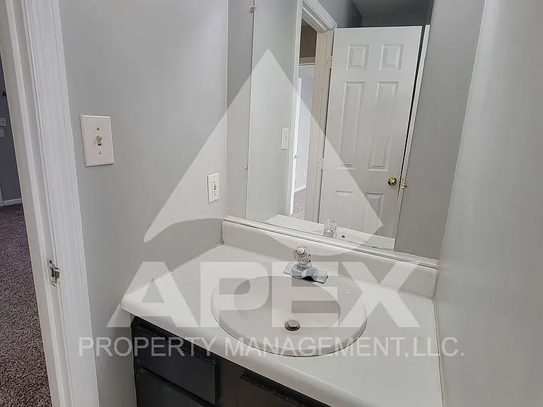 2028 Woodrow Dr — Photo 16
