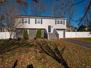 27 Manchester Rd, Huntington, NY 11743