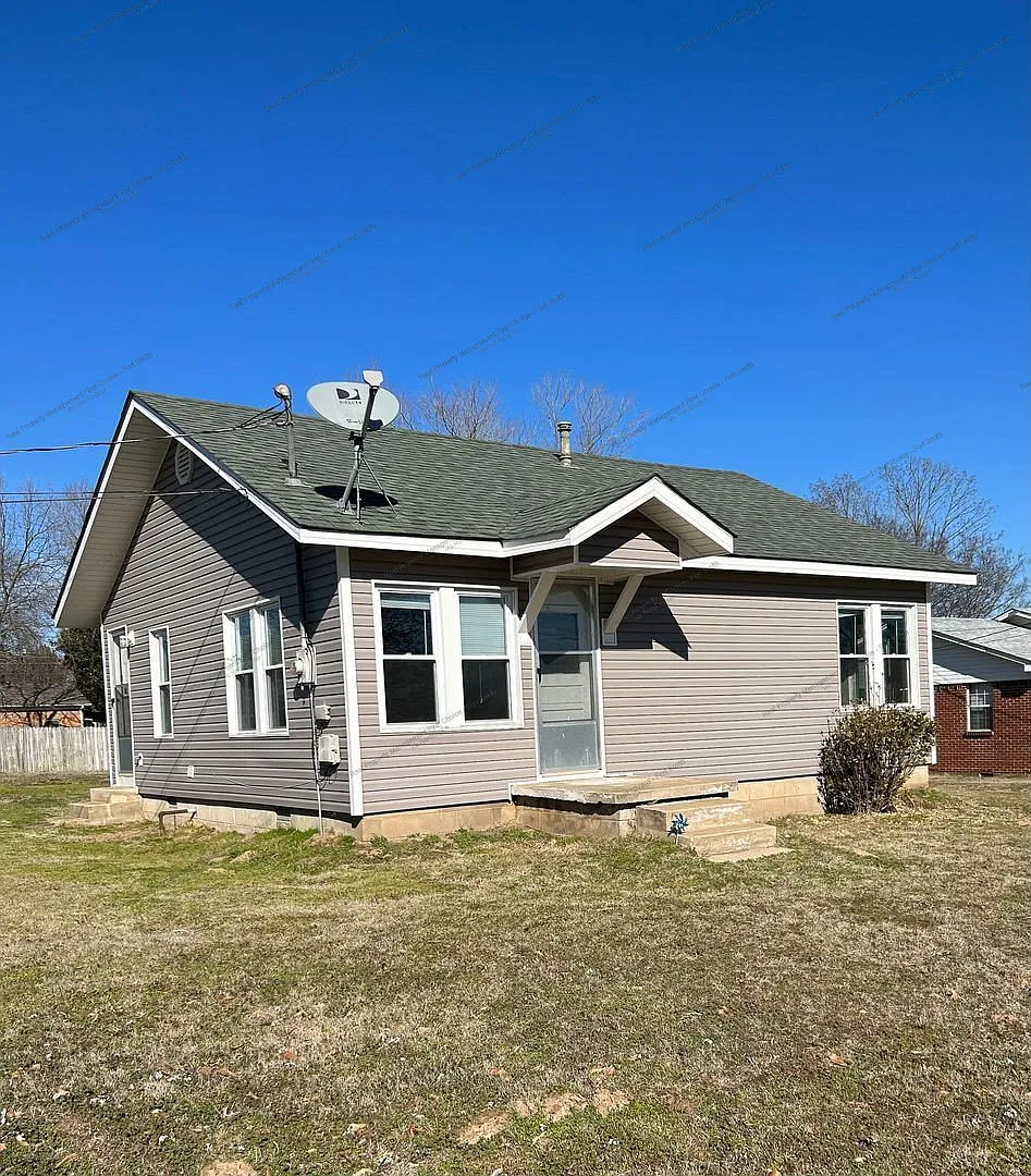 2 bed, 1.0 bath, 828 sqft, $675 — Photo 2