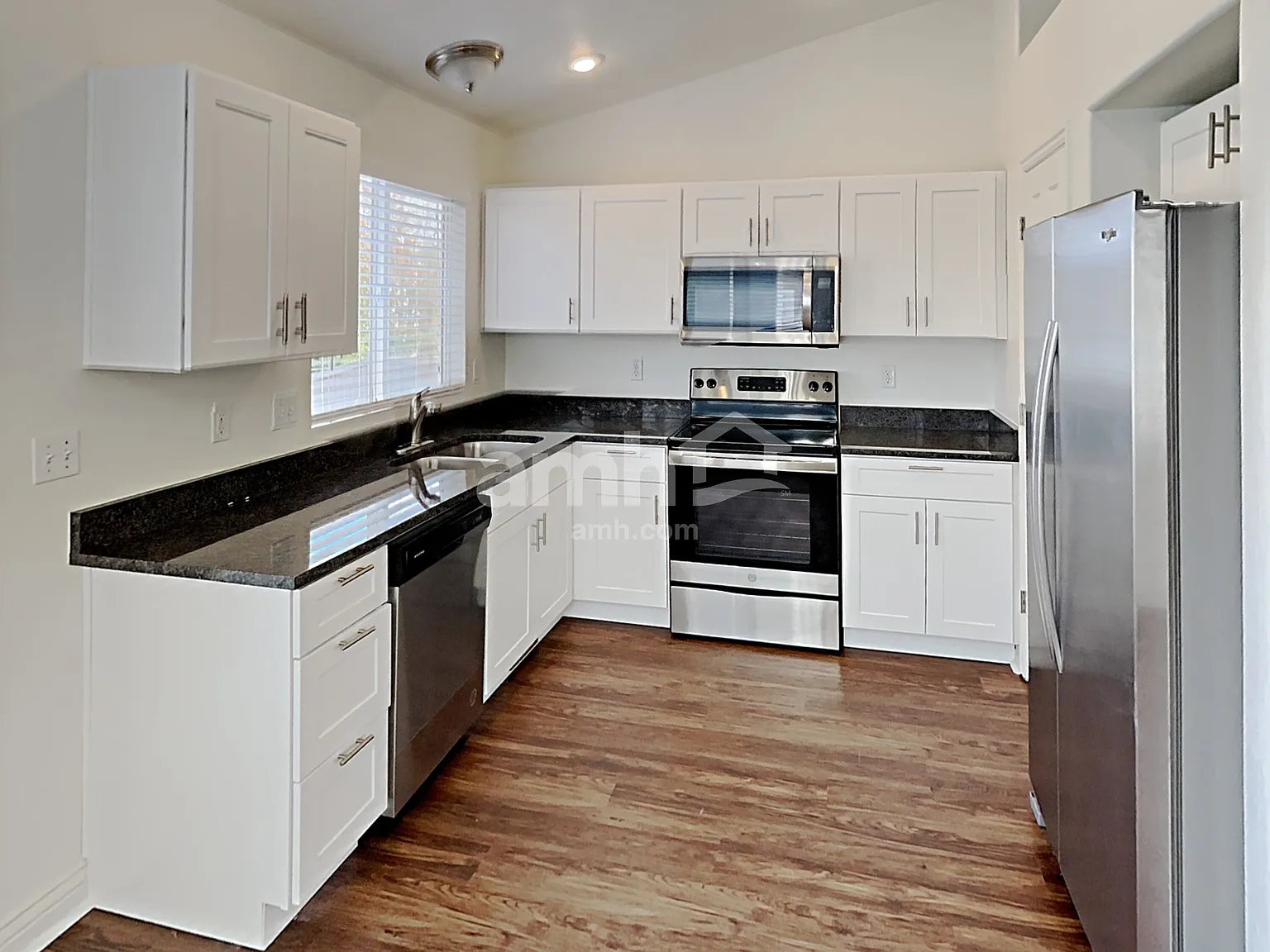 6 bed, 3.0 bath, 2500 sqft, $2,710 — Photo 3