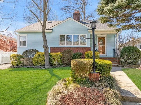 7 Kelsey Place, Lynbrook, NY 11563