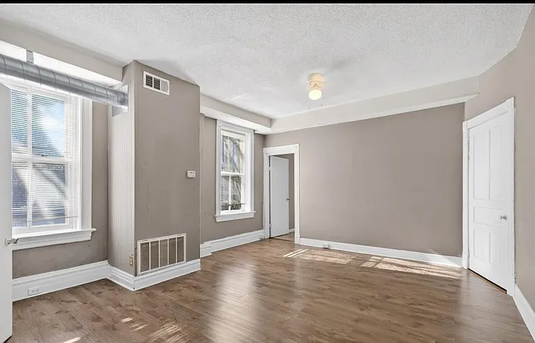 3005 S Compton Ave — Photo 2