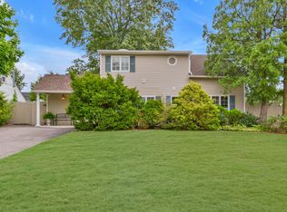 128 Land Ln, Westbury, NY 11590