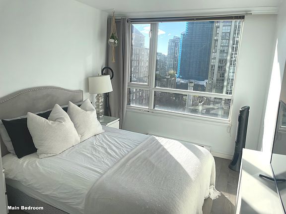 5th image of 1188 Richards St #909