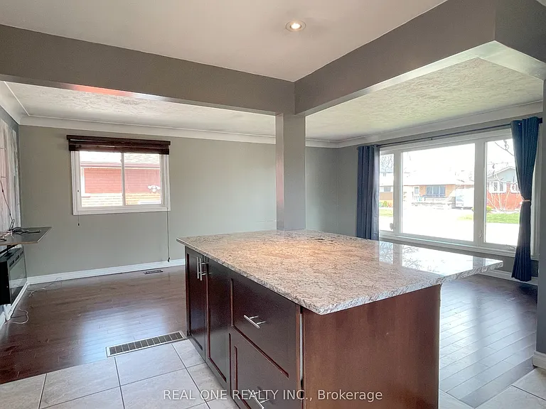 138 Welbourn Dr #UPPER — Photo 8