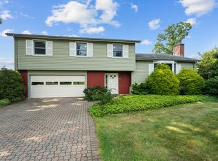 40 Riverside Dr, Branford, CT 06405