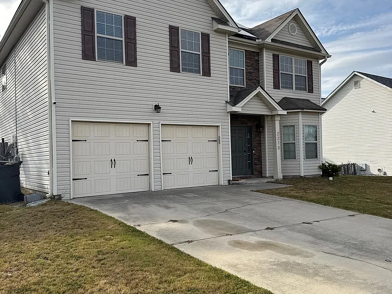 2213 Grandwood Ln — Photo 2