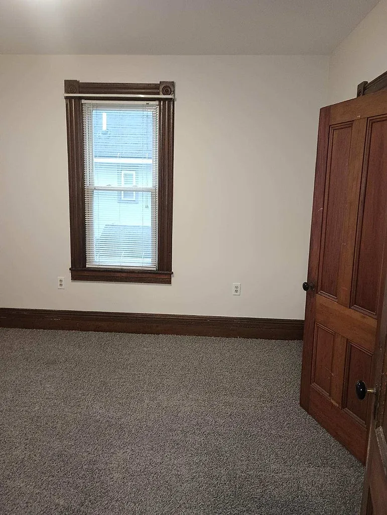 2 bed, 1.0 bath, 1909 sqft, $975 — Photo 3