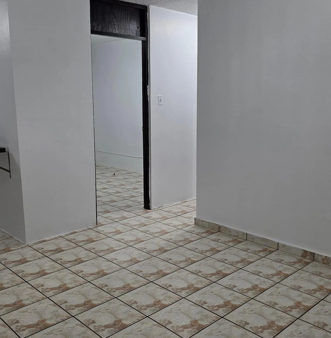 3 bed, 1.0 bath, 1055 sqft, $1,100 — Photo 4