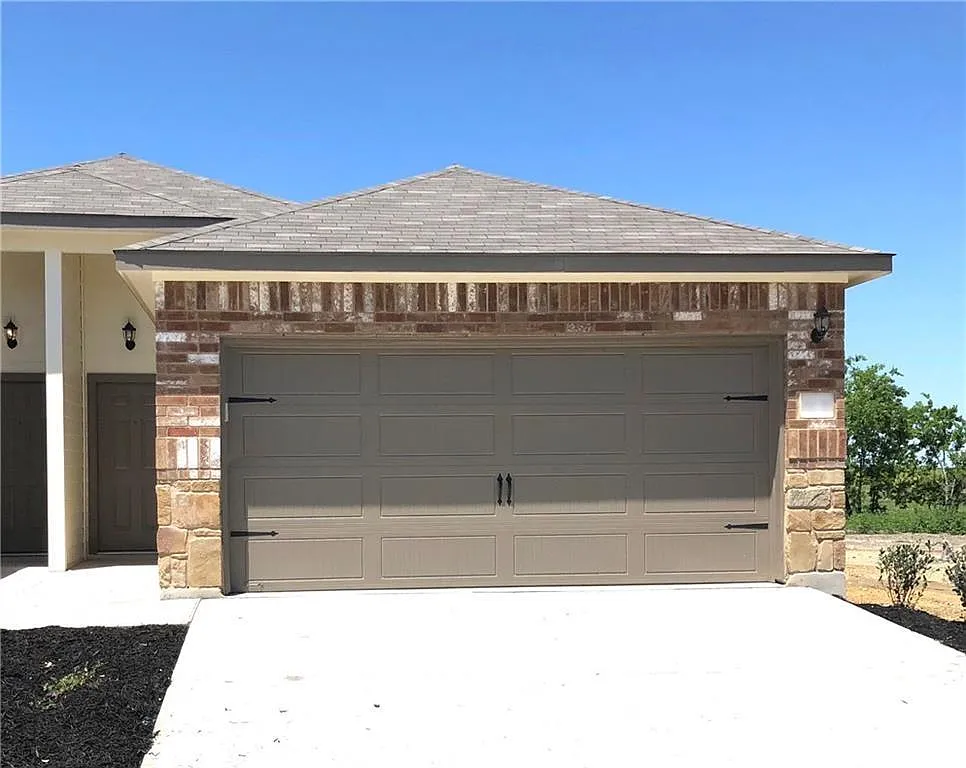 3 bed, 2.0 bath, 1372 sqft, $1,675 — Photo 1