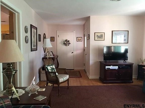 3rd image of 20 Parkwood St