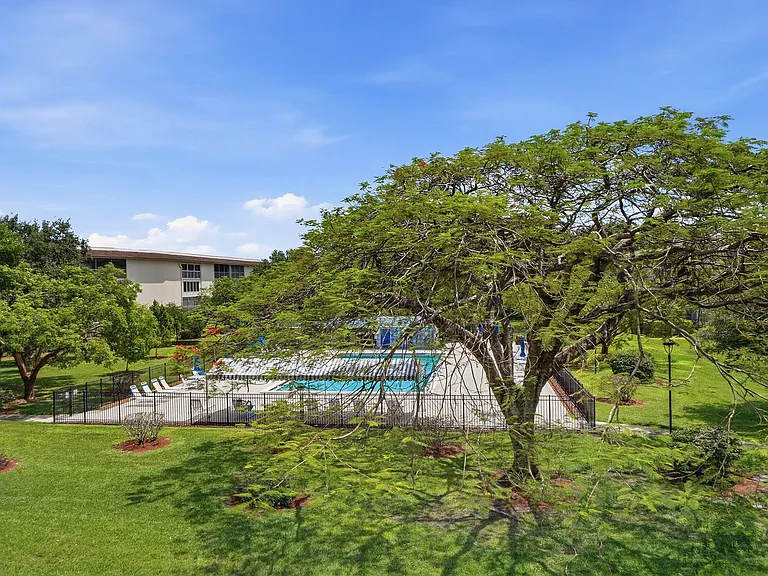 2401 Antigua Cir #J3 — Photo 19