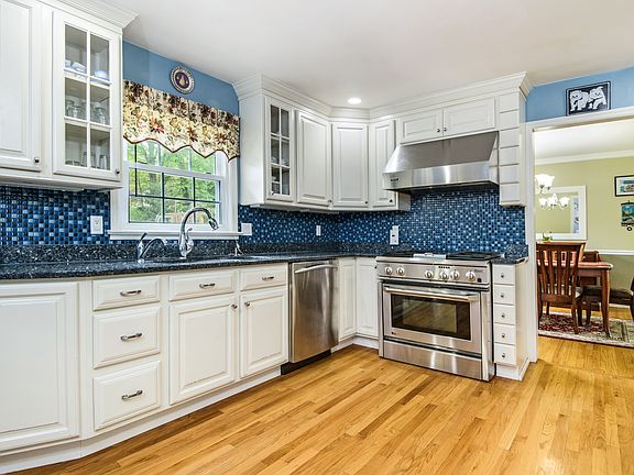 4th image of 379 Barway Dr