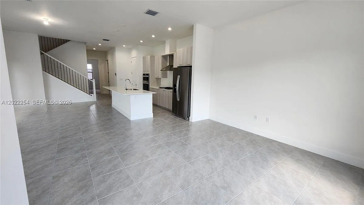 4 bed, 3.0 bath, 2374 sqft, $5,980 — Photo 2