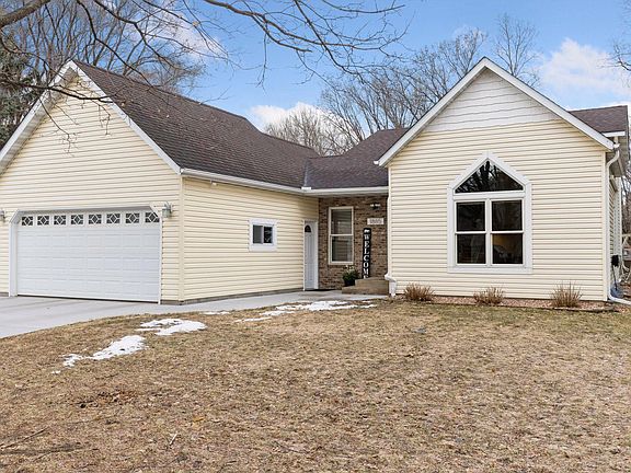 2nd image of 1885 Garden Ln